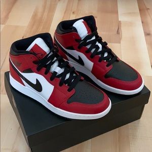 Air Jordan 1 Mid Chicago Black Toe
